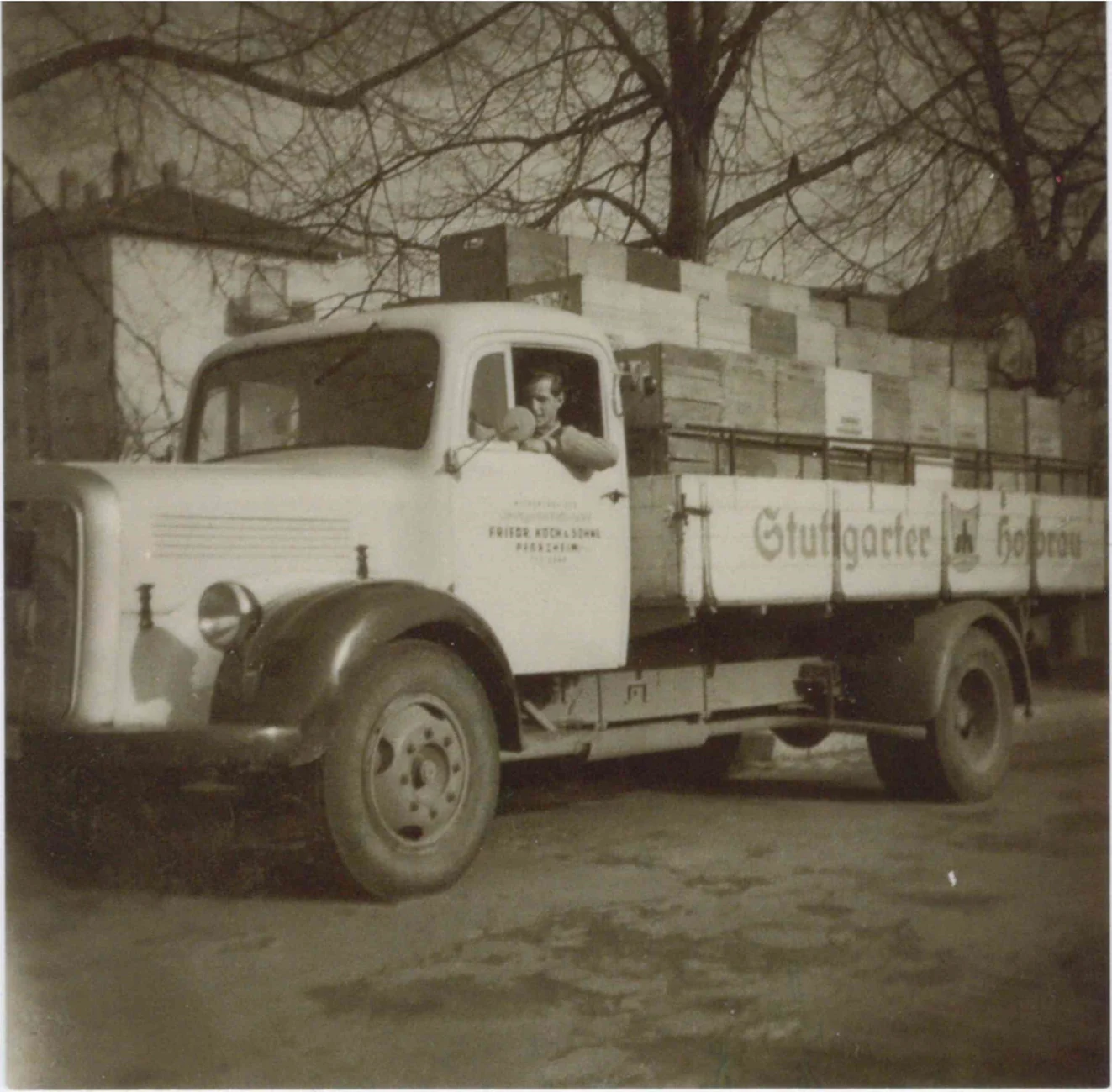 Historischer Lastwagen von Friedrich Koch Söhne vor einem Gebäude